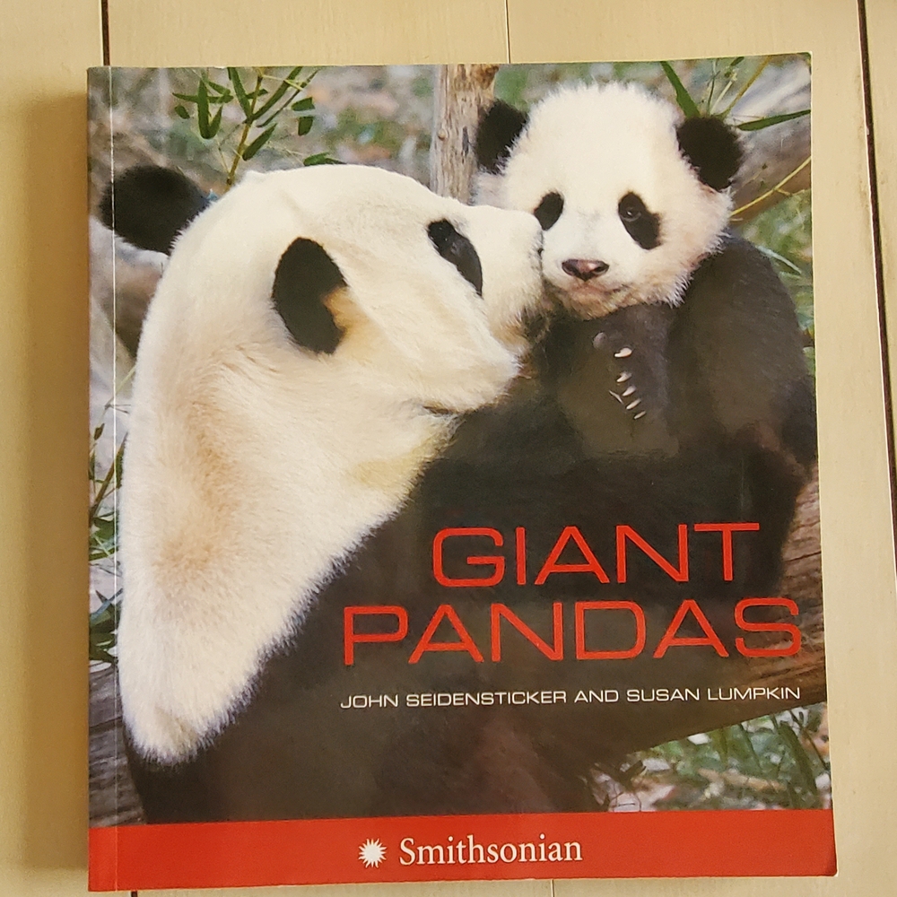 "Giant Pandas" - Paperback - By John Seidensticker & Susan Lumpkin - Smithsonian